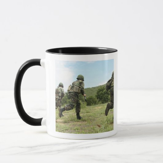 Mug Royal Thai Marines se promènent pour sécuriser le (Gauche)