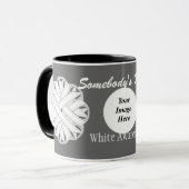 Mug Ruban de fleurs blanches par Kenneth Yoncich Modèl (Devant gauche)