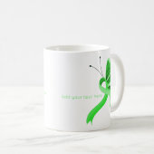Mug Ruban de sensibilisation aux papillons vert clair (Devant droit)