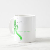 Mug Ruban de sensibilisation aux papillons vert clair (Devant gauche)