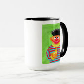 Mug Rue Sésame | Ernie avec Duckie en caoutchouc (Devant droit)