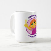 Mug Rue Sesame | Julia tenant une plume (Devant gauche)