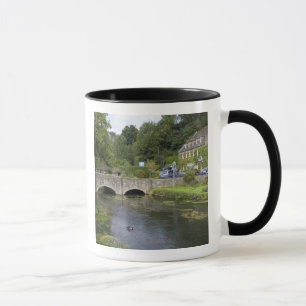 Mug Ruisseau à truites dans le village de Bibury,
