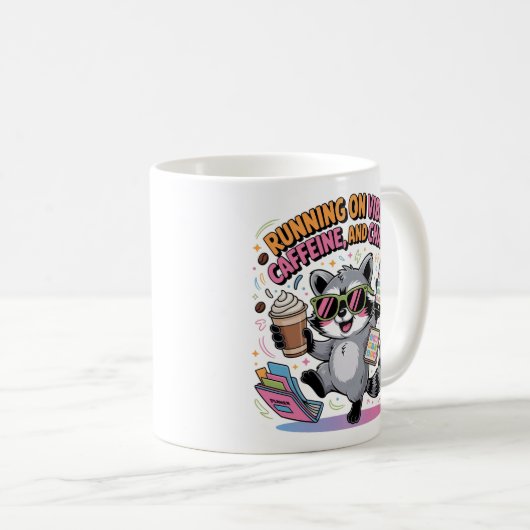 Mug Running on Vibes, Caffeine and Chaos Chibi Raccoon (Devant droit)
