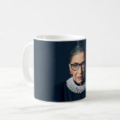 Mug Ruth Bader Ginsburg souffler rose bulle gomme (Devant gauche)