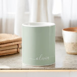 Mug Sage Green Minimaliste Moderne Monogramme Élégant<br><div class="desc">Découvrez notre collection moderne minimaliste de monogramme Sage Green : Élégez votre esthétique avec une sophistication sereine et une élégance intemporelle. Notre collection présente des designs minimalistes dans une teinte verte sage et tranquille, complétés par des monogrammes raffinés adaptés à votre style personnel. De la papeterie polie aux accessoires polyvalents,...</div>