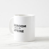 Mug Salle de classe alimentée par la caféine (Devant gauche)