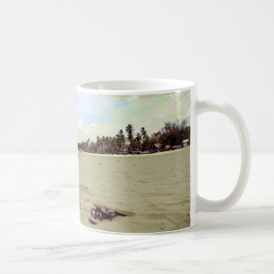 Mug Sandales sur une plage tropicale