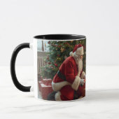 Mug Santa Claus placing presents under the tree (Gauche)