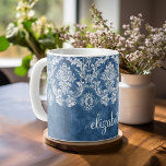 Mug Sapphire Blue Vintage Damask Modèle et nom<br><div class="desc">Un motif vintage, un design branché avec des couleurs de bijoux et l'élégance. Les éléments sont plus faciles à customiser lorsque vous remplacez tout le texte et les photos en premier. Si votre art doit encore être ajusté, cliquez sur le bouton Personnaliser. Cela vous mènera à une zone de design...</div>