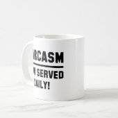Mug Sarcasme servi maintenant quotidiennement (Devant gauche)