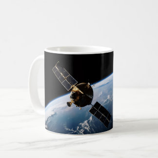 Mug Satellite en orbite autour de la Terre depuis l'es