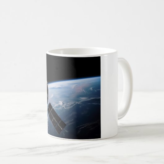 Mug Satellite Orbiting Earth From Space (Devant droit)