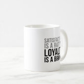 Mug Satisfaction Est Une Note La Fidélité Est Une Marq (Devant droit)