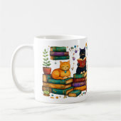 Mug Scène de bibliothèque cosy avec des chats lisant d (Gauche)