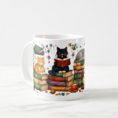 Mug Scène de bibliothèque cosy avec des chats lisant d (Devant gauche)