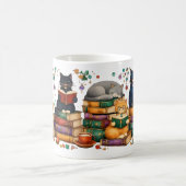 Mug Scène de bibliothèque cosy avec des chats lisant d (Centre)