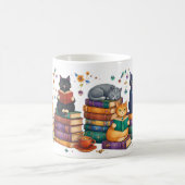 Mug Scène de bibliothèque cosy avec des chats lisant d (Centre)