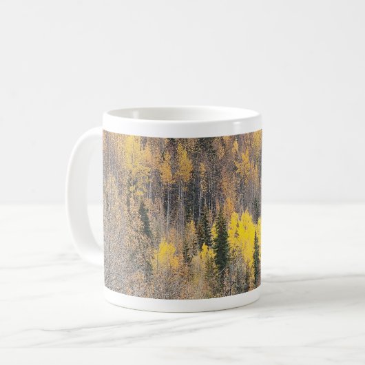 Mug Scène de nature avec feuillage d'automne aux tons (Devant gauche)