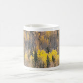 Mug Scène de nature avec feuillage d'automne aux tons (Centre)