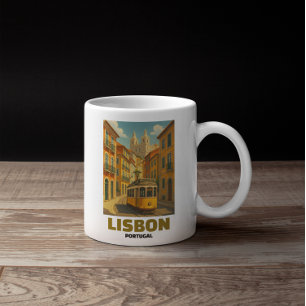 Mug Scène de rue rétro avec tramway vintage à Lisbonne