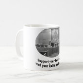 Mug Scène de salle d'audience avec la citation de (Devant gauche)
