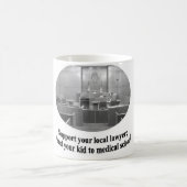 Mug Scène de salle d'audience avec la citation de (Centre)