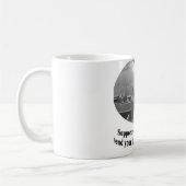 Mug Scène de salle d'audience avec la citation de (Gauche)