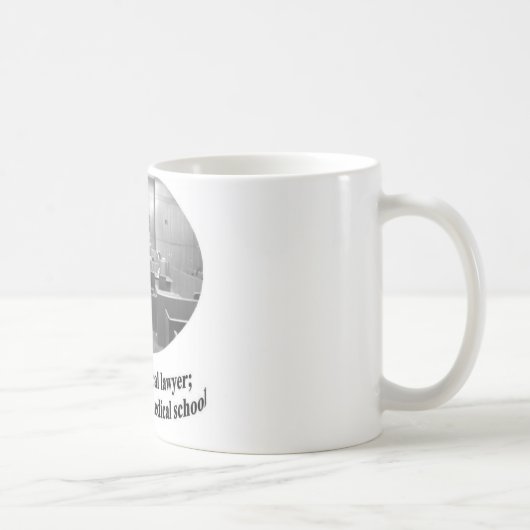 Mug Scène de salle d'audience avec la citation de (Droite)