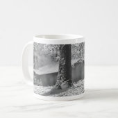 Mug Scène rurale de neige noir et blanc rétroéclairée (Devant gauche)