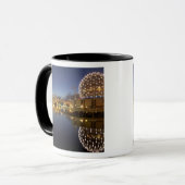Mug Science World et CBD reflétés dans False Creek, (Devant gauche)