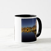 Mug Science World et CBD reflétés dans False Creek, (Devant droit)
