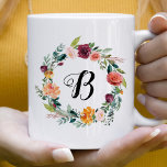 Mug Script initial de germe rose de Bourgogne<br><div class="desc">La tasse à café personnalisée est composée d'un monogramme de script initialement encadré par une élégante conception de couronnes florales de style boho avec de belles fleurs d'aquarelle en automne, y compris des roses, dahlias, des fleurs de pivoines et de la verdure, dans une magnifique palette automnale de rouge bordeaux,...</div>