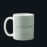 Mug Script minimaliste Boho Sage Green Custom Business<br><div class="desc">Commencez votre journée avec cette tasse à café épurée et minimaliste qui présente un script élégant dans un vert sage doux. Parfait pour l'image de marque d'entreprise ou pour un accessoire de bureau élégant, ce design d'inspiration boho apporte une touche terrestre moderne à votre espace de travail. Idéal pour les...</div>