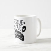 Mug Secourir l'amour Répéter le chien Paw Tee (Devant droit)