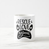 Mug Secourir l'amour Répéter le chien Paw Tee (Centre)