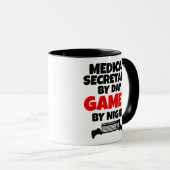 Mug Secrétaire Médicale par Jeu de jour par Nuit (Devant droit)