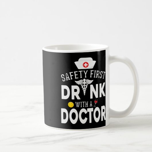 Mug Sécurité D'Abord Boire Du Vin Avec Un Docteur Sur  (Droite)