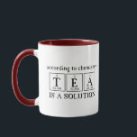 Mug Selon Chemistry Tea est une science de solution<br><div class="desc">SELON CHEMISTRY TEA IS A SOLUTION fun science tea mug. Montré avec des accents de marron.</div>