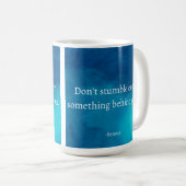 Mug Seneca : Concentrons-nous sur l'avenir, ne tombez (Devant droit)