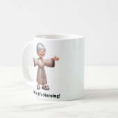 Mug Senior Citoyen Joyeux dans une Robe Confortable (Devant gauche)