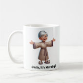 Mug Senior Citoyen Joyeux dans une Robe Confortable (Gauche)