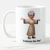 Mug Senior Citoyen Joyeux dans une Robe Confortable