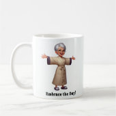 Mug Senior Citoyen Joyeux dans une Robe Confortable (Gauche)