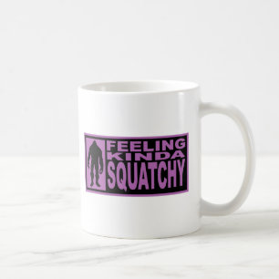 Mug Sentant plutôt Squatchy - trouvant Bigfoot pourpr