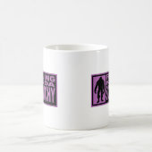 Mug Sentant plutôt Squatchy - trouvant Bigfoot pourpre (Centre)