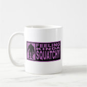 Mug Sentant plutôt Squatchy - trouvant Bigfoot pourpre (Gauche)