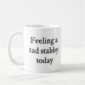 Mug Sentir un peu la citation drôle de Stabby (Gauche)