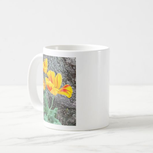 Mug Séquence de trois tulipes jaunes / (Devant gauche)