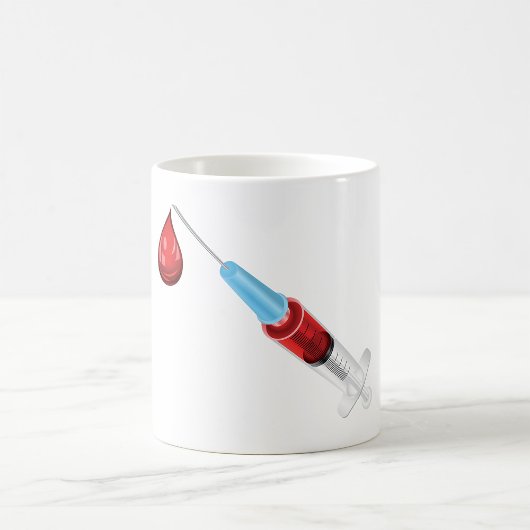 Mug Seringue De Sang Avec Une Baisse Rouge